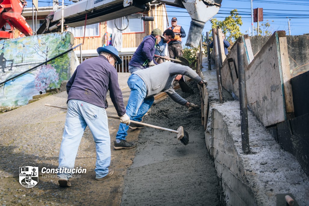 CONSTRUCCIÓN DE MURO DE CONTENCIÓN EN POBLACIÓN HERMANOS CARRERA FORTALECE EL TRABAJO COMUNITARIO Y MUNICIPAL EN CONSTITUCIÓN.