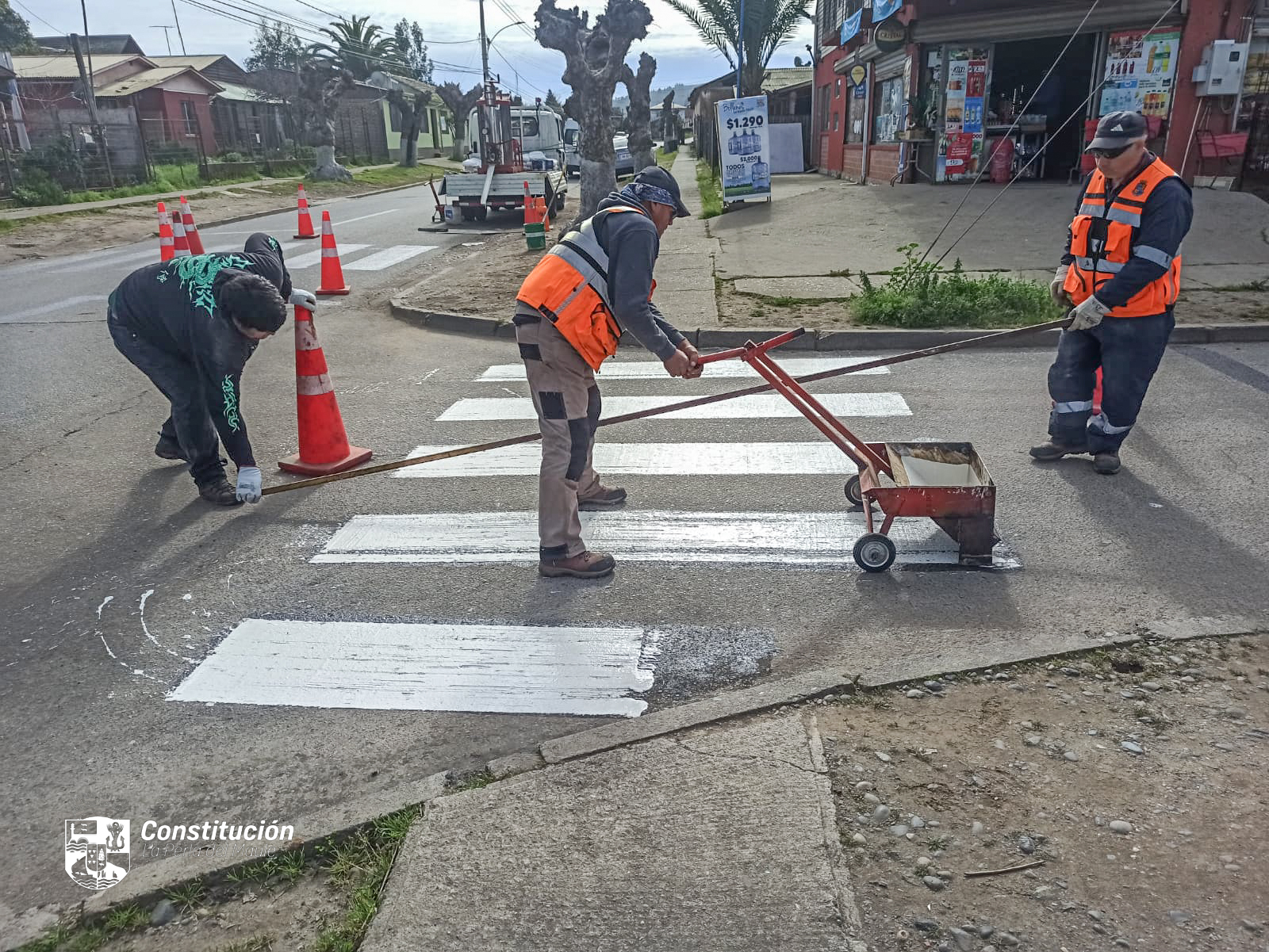 Municipio de Constitución inició pintado y remarcado de Pasos Peatonales en Putú con pintura termoplástica